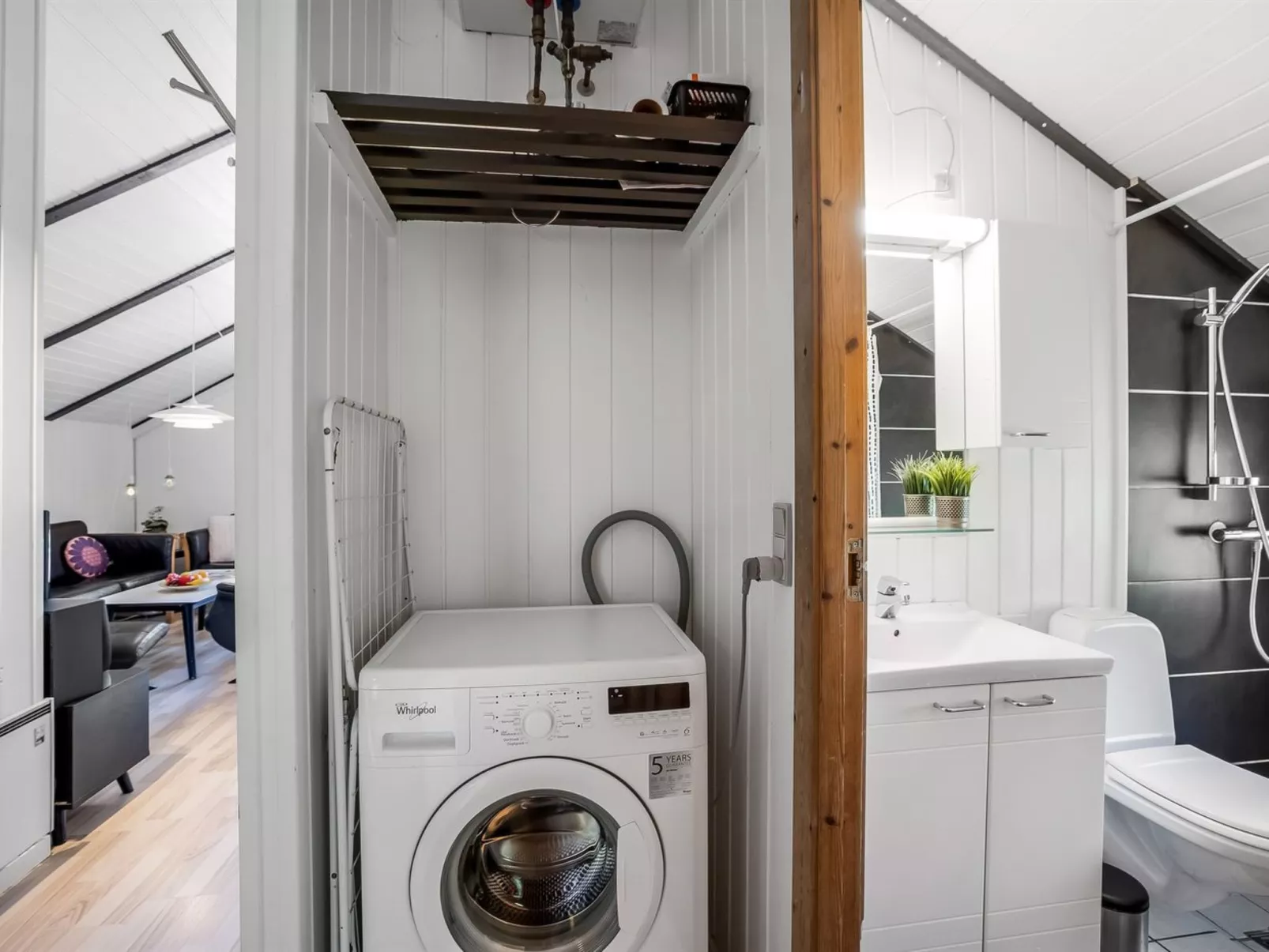 "Yarla" - 500m to the fjord-Drinnen