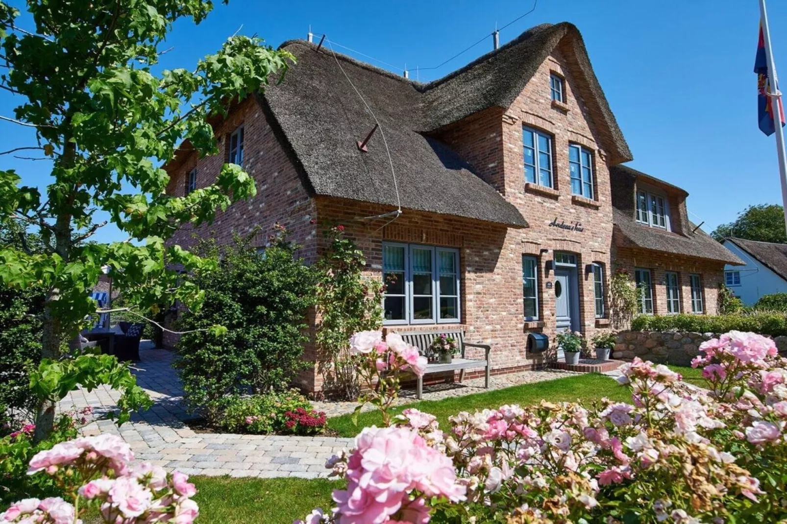 291403-Exterior in summer