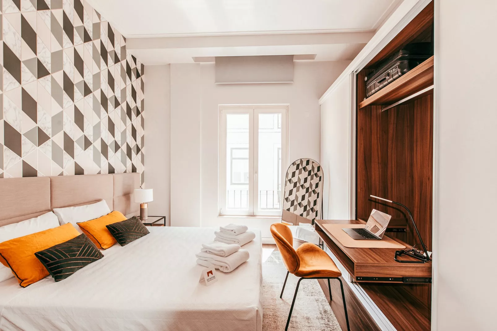 Elegant & Sophisticated Campo Ourique by GT House-Schlafzimmer