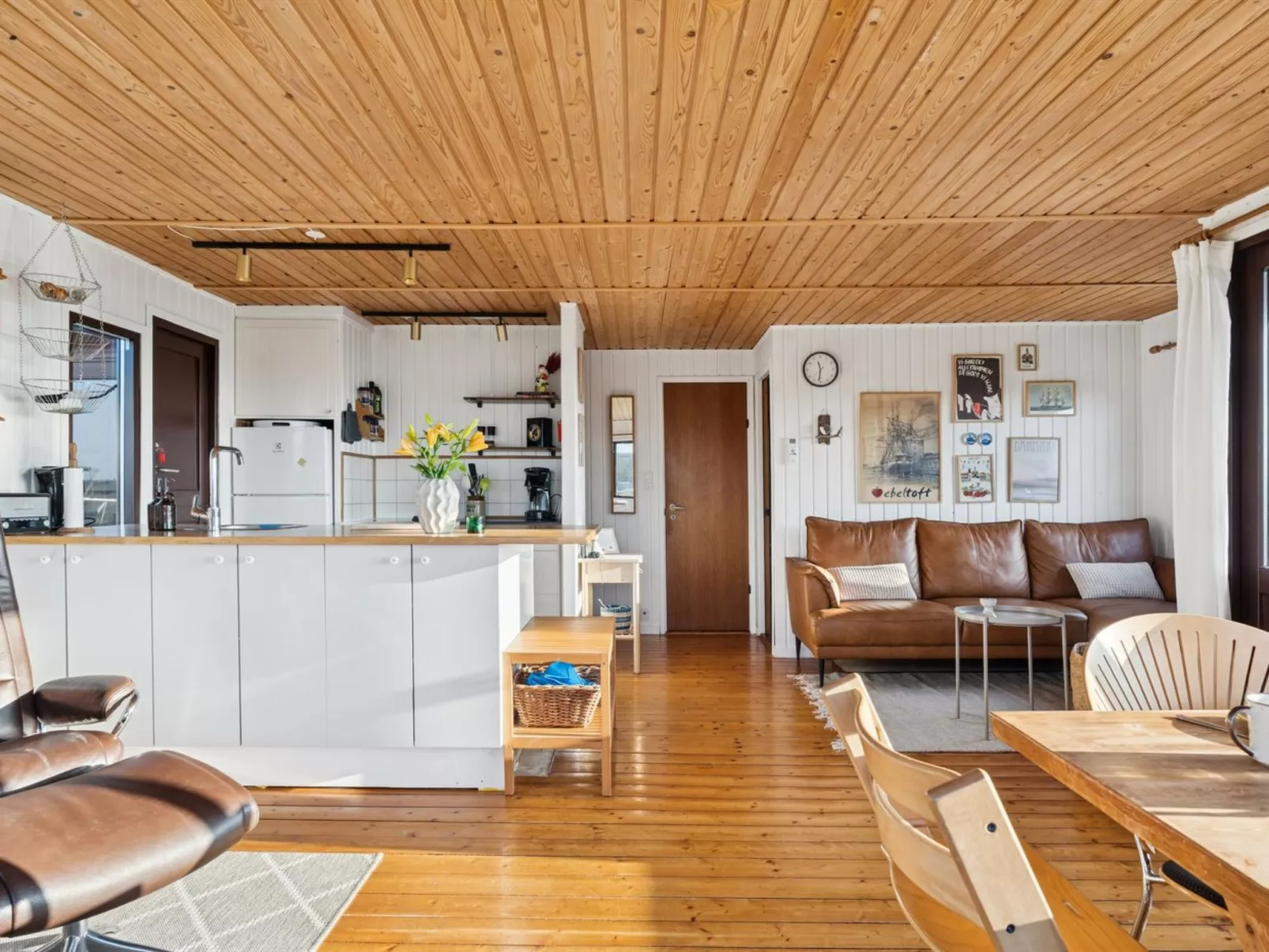 "Joseph" - 500m from the sea-Dedans