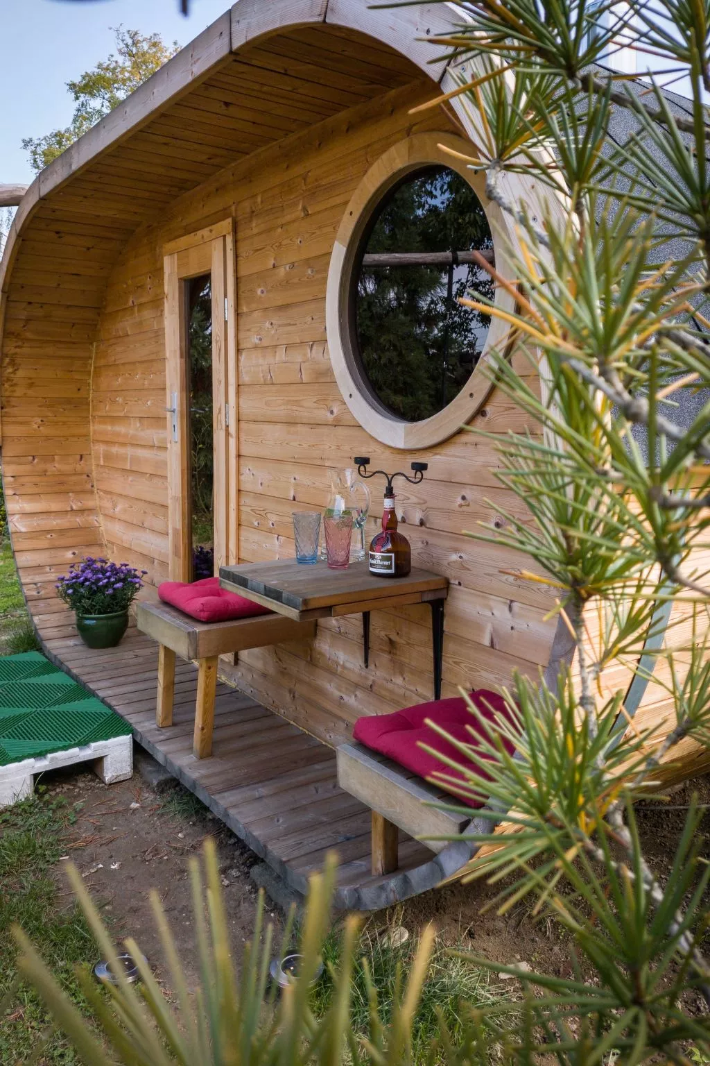 Mit Fasssauna-Dehors