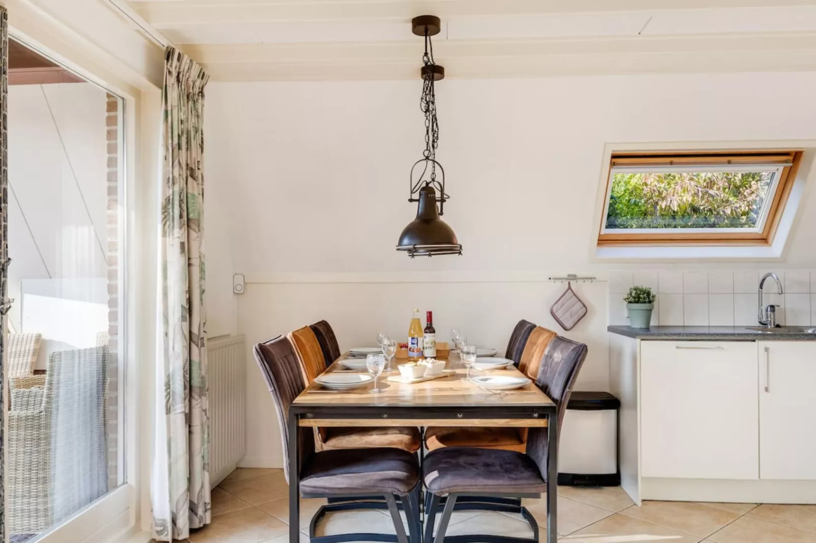 92 | Gaai | Prachtige bungalow nabij natuur-Dining room