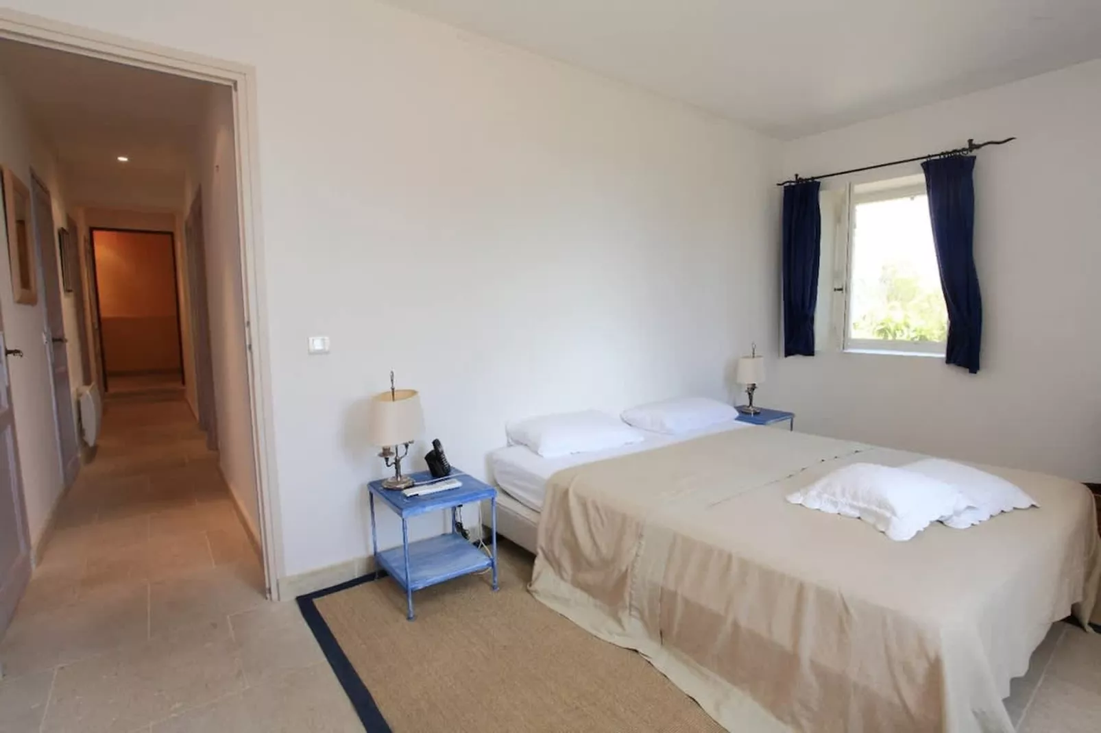 Bastide avec piscine 3 terrasses dans un écrin de verdure-Chambre