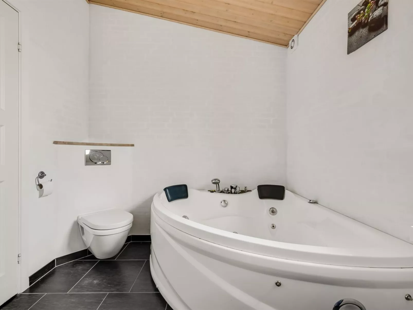 "Sod" - 3.2km from the sea - Inside