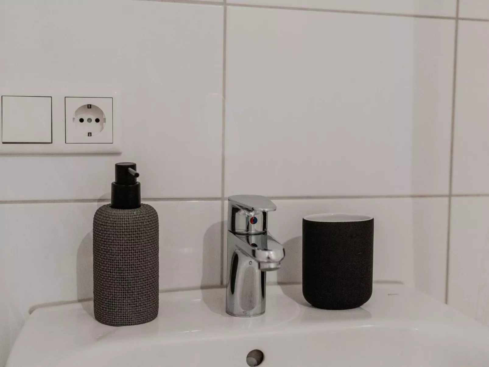 Apartment mit Küche, Arbeitsplatz und xxl Sofa - Image-tags.info