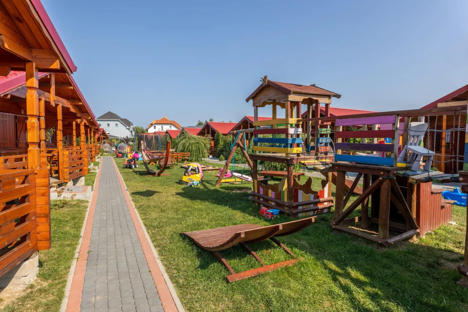 Parterowe domki wakacyjne dla 5 osób w Gąskach SPA w cenie pobytu - Gardens in summer