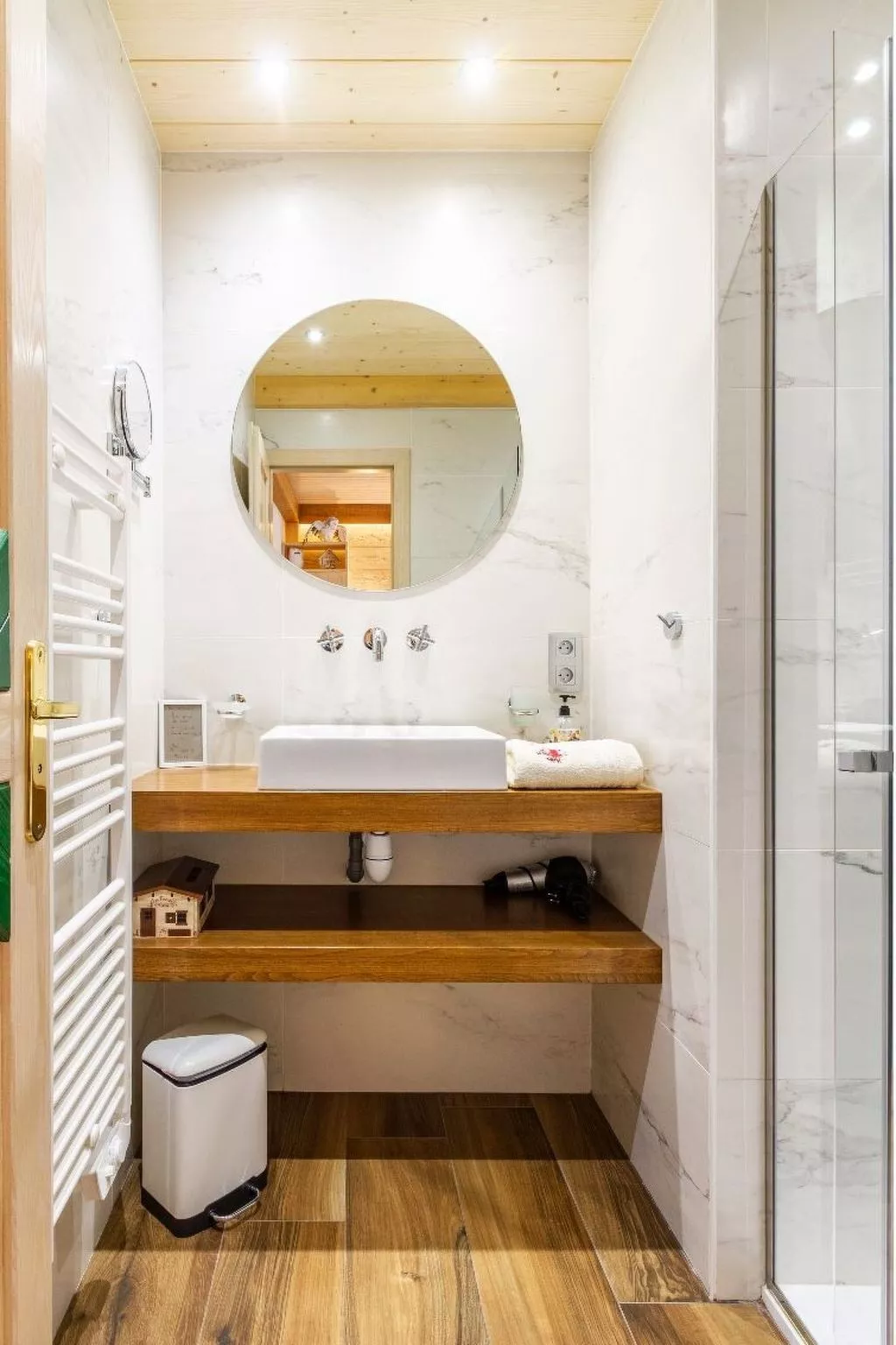 Chalet "Le Flocon Bleu" mit Blick auf das Wasser - Image-tags.info