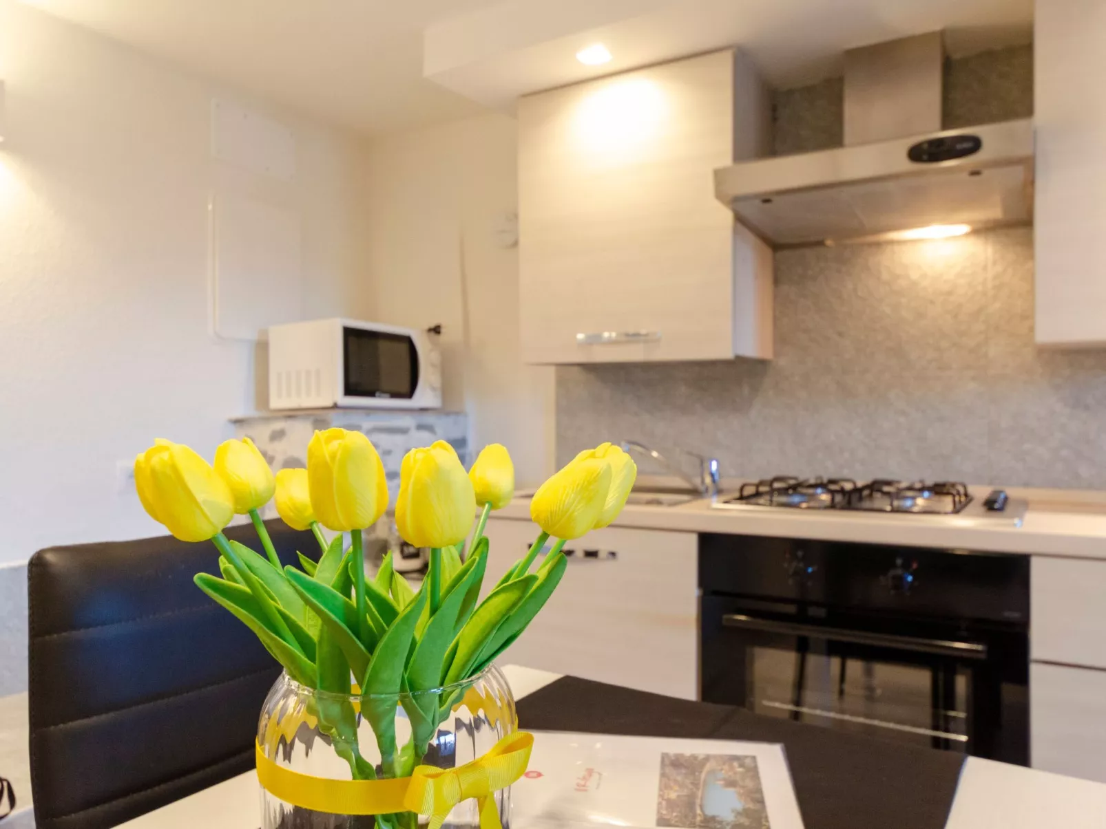 Einzimmerwohnung mit Terrasse und Blick auf den Berg - Image-tags.info