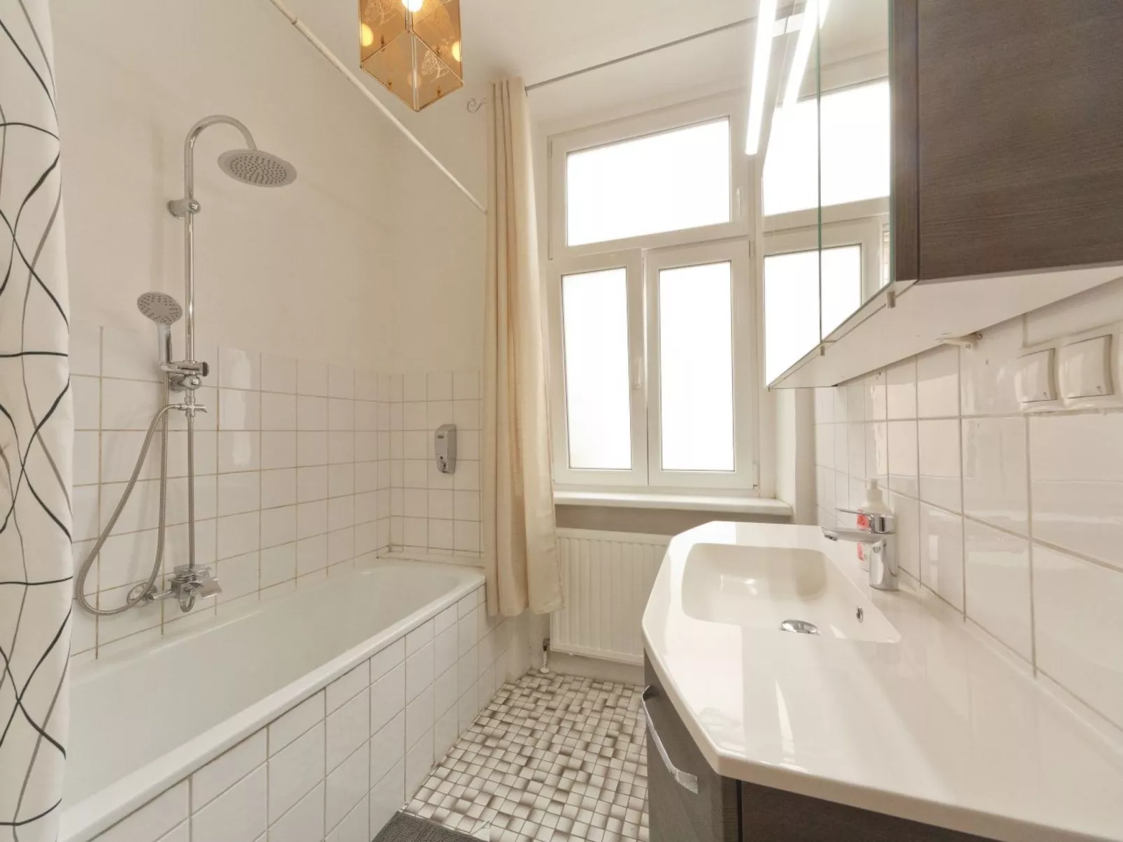 Große Ferienwohnung in Fünfhaus mit Garten - Image-tags.info