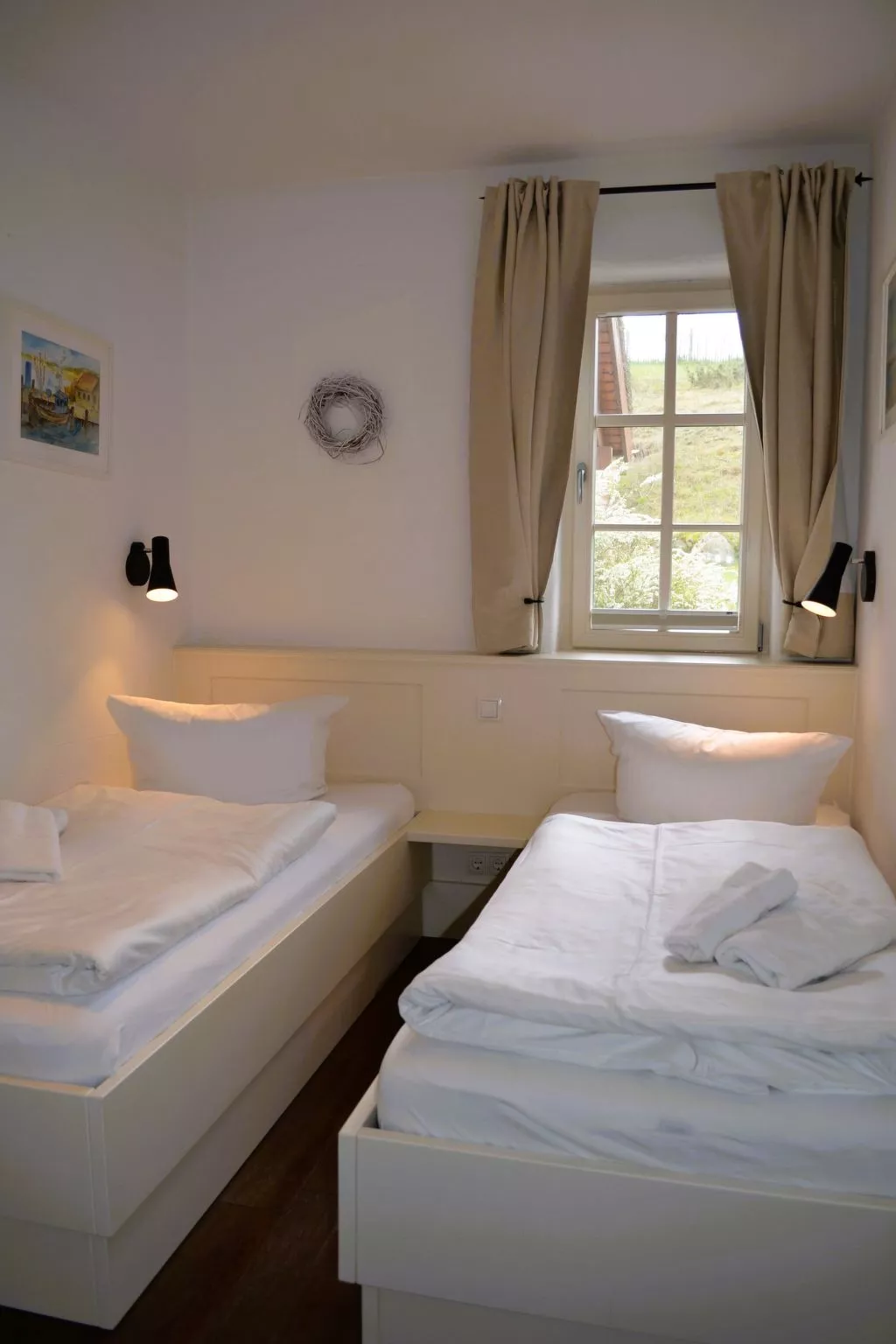 TRADITIONELLES REETDACHHAUS MIT SAUNA, KAMINOFEN UND PRIVATEM WASSERZUGANG - Image-tags.info