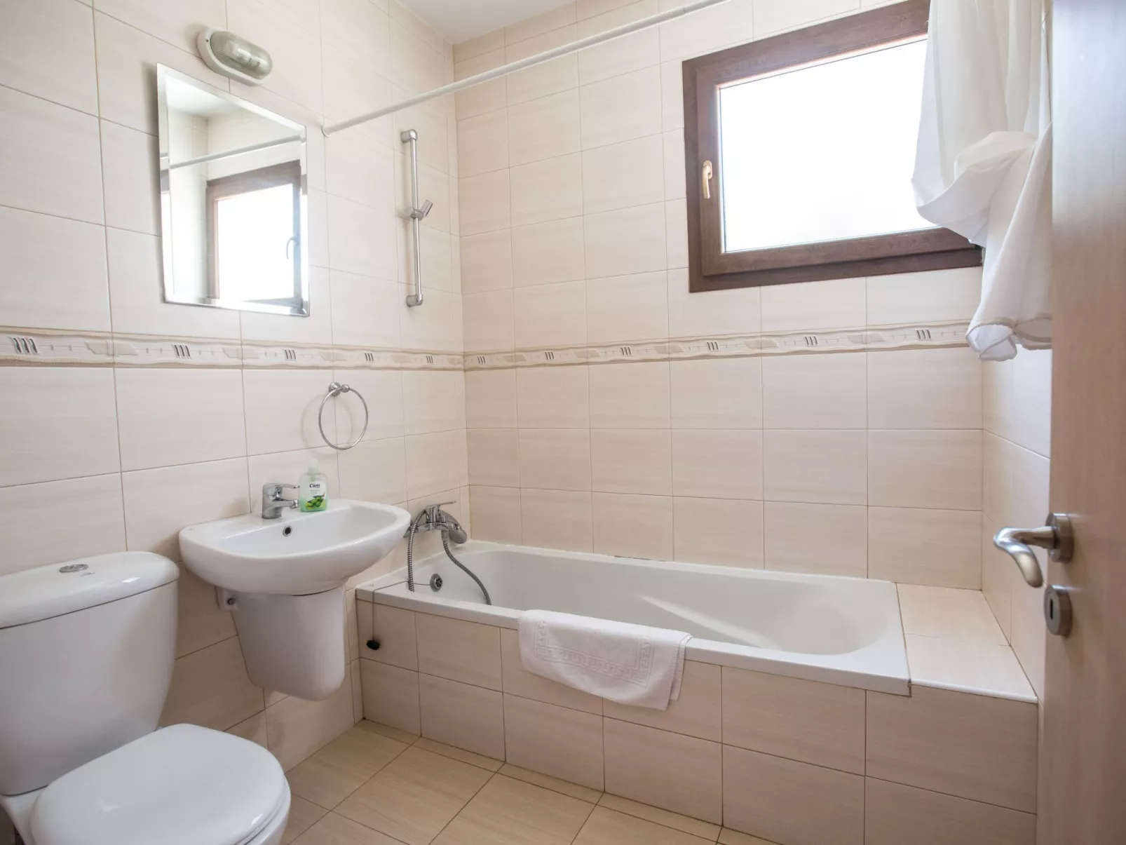 Geräumige Wohnung mit Gemeinschaftspool - Image-tags.info