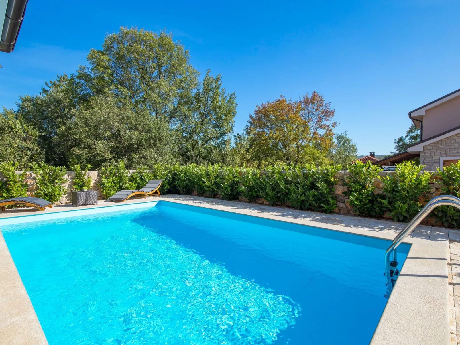 Romantische Villa mit Pool, umgeben von Natur - Image-tags.info