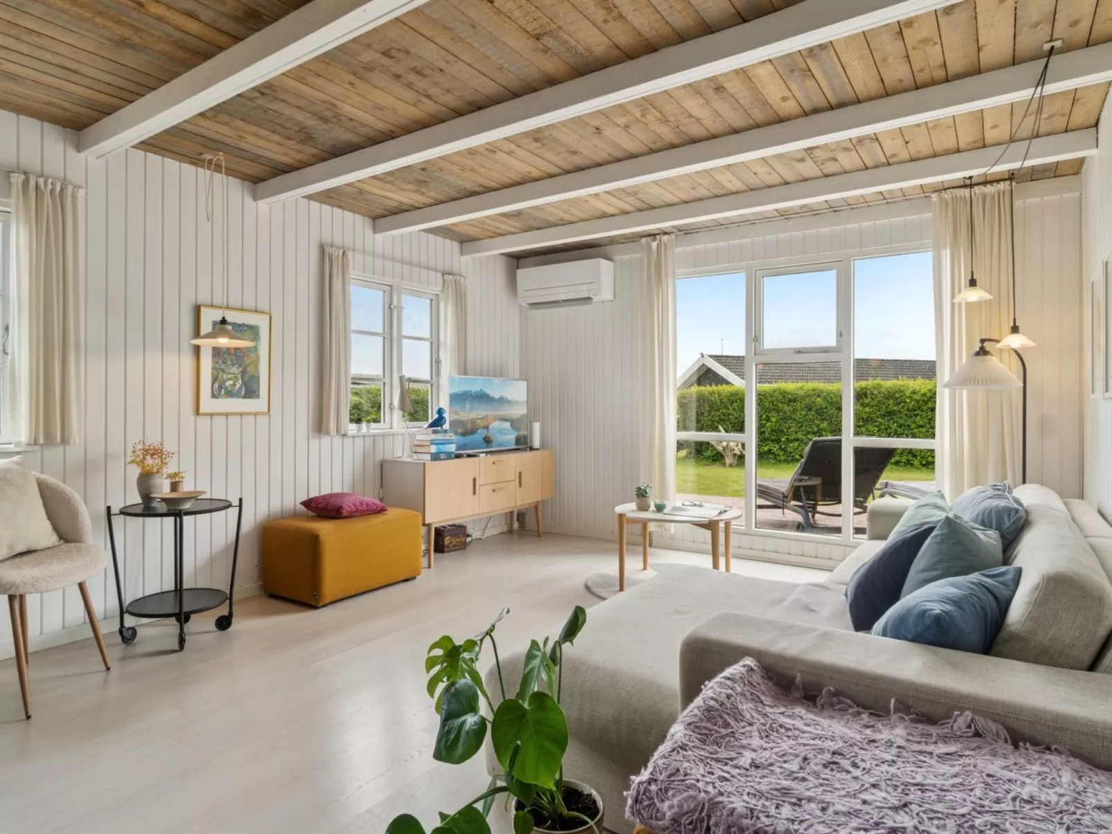 "Bjarni" - 180m from the sea - Inside