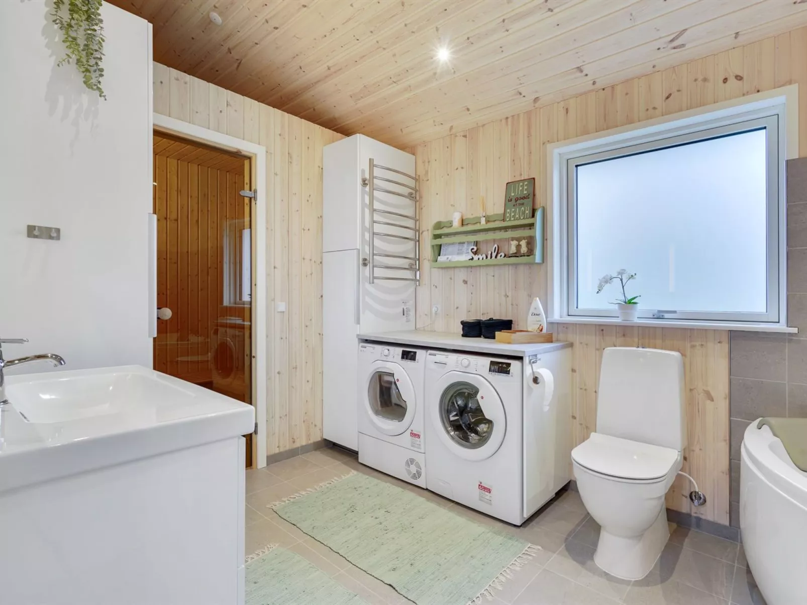 "Flicka" - 275m from the sea-Drinnen