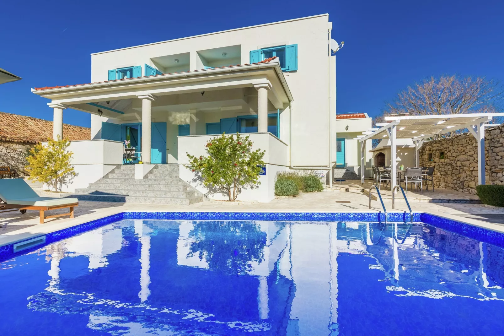 Villa Spirini dvori-Piscine