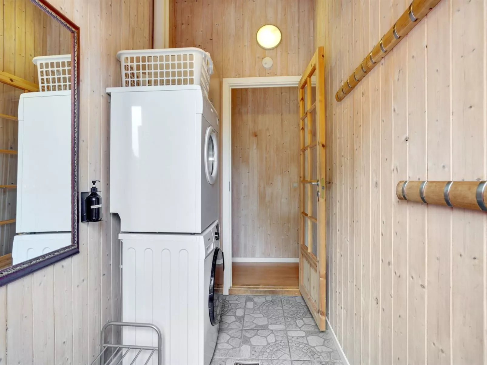 "Kalli" - 350m to the fjord-Drinnen