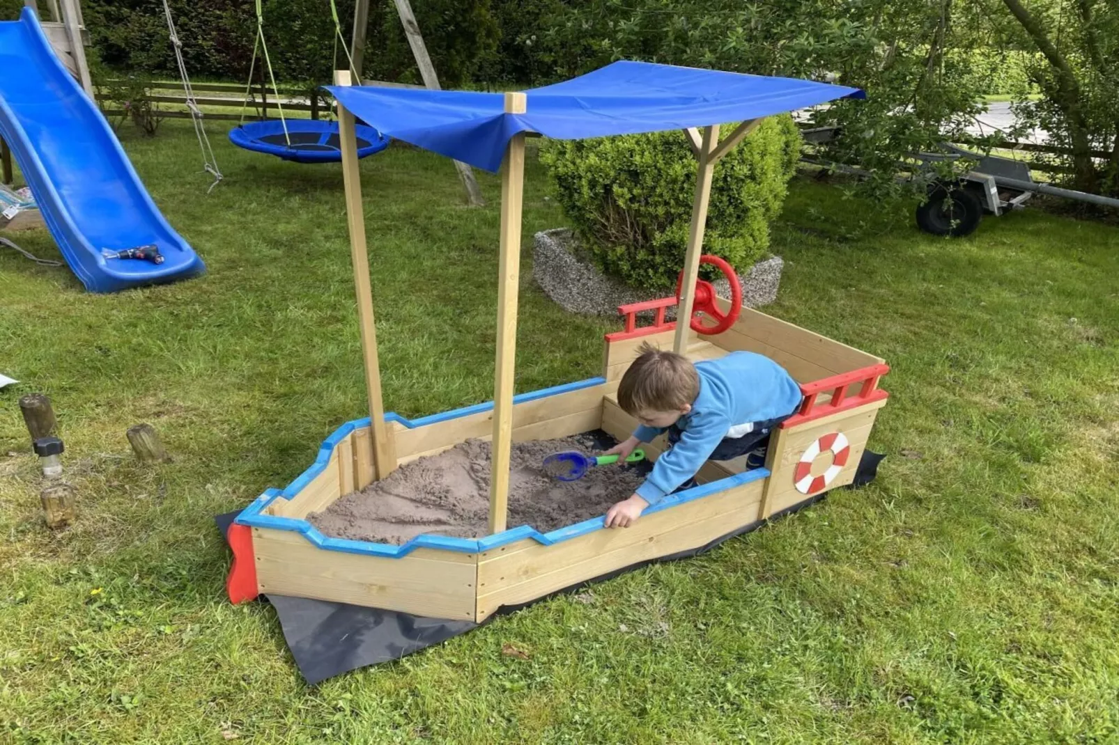 489095-Gardens in summer