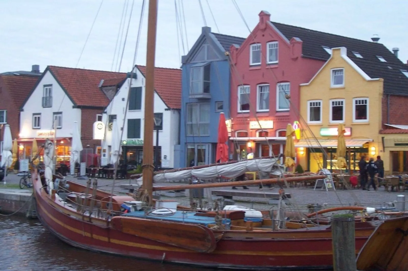 9376-Exterior in summer