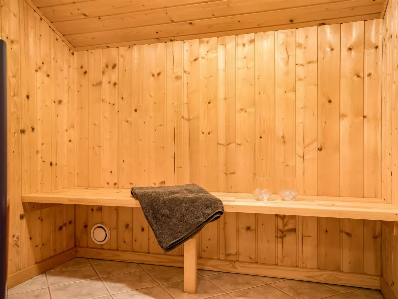 "Henne" -  from the sea-Drinnen