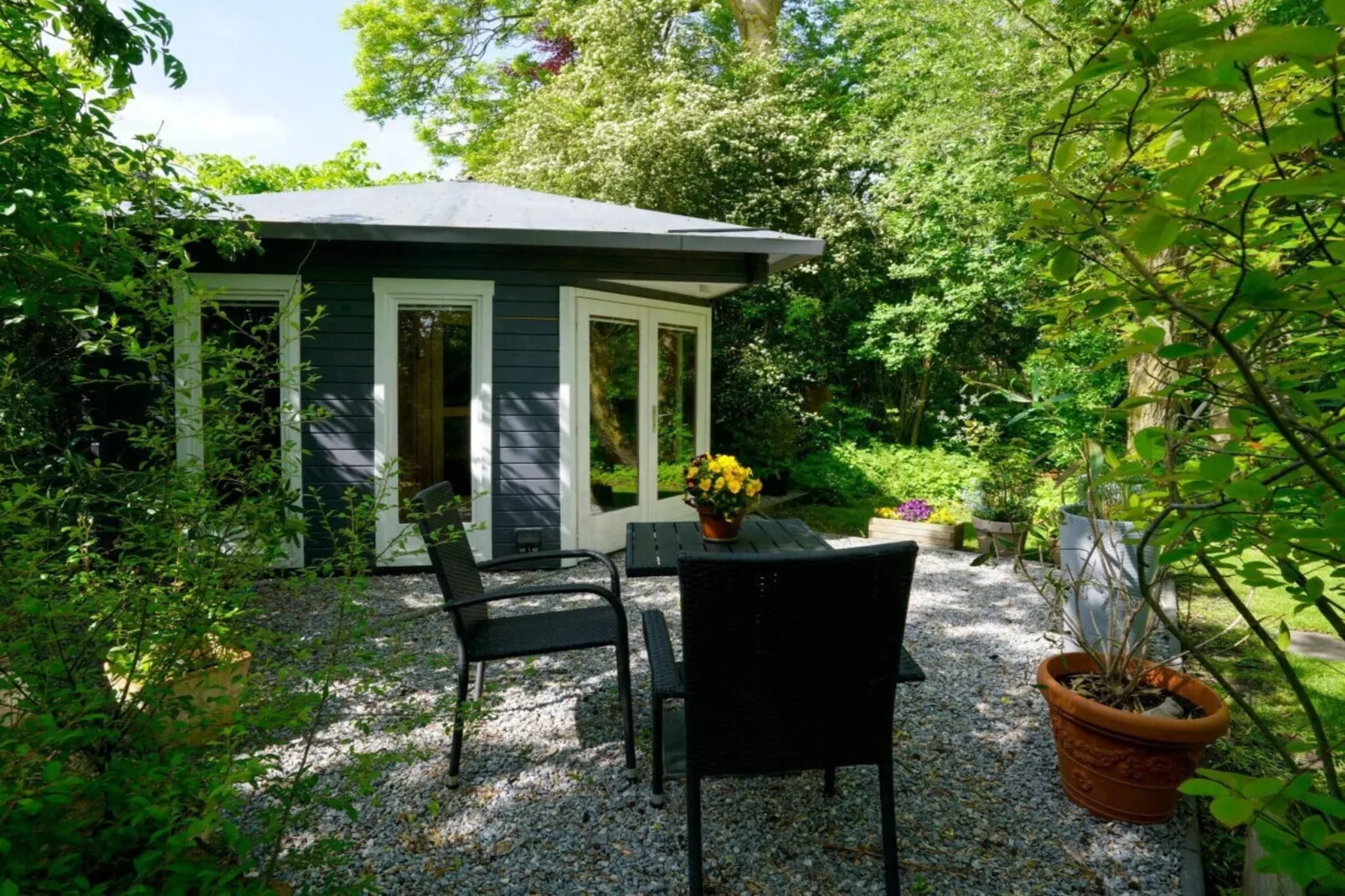 604283 - Exterior in summer