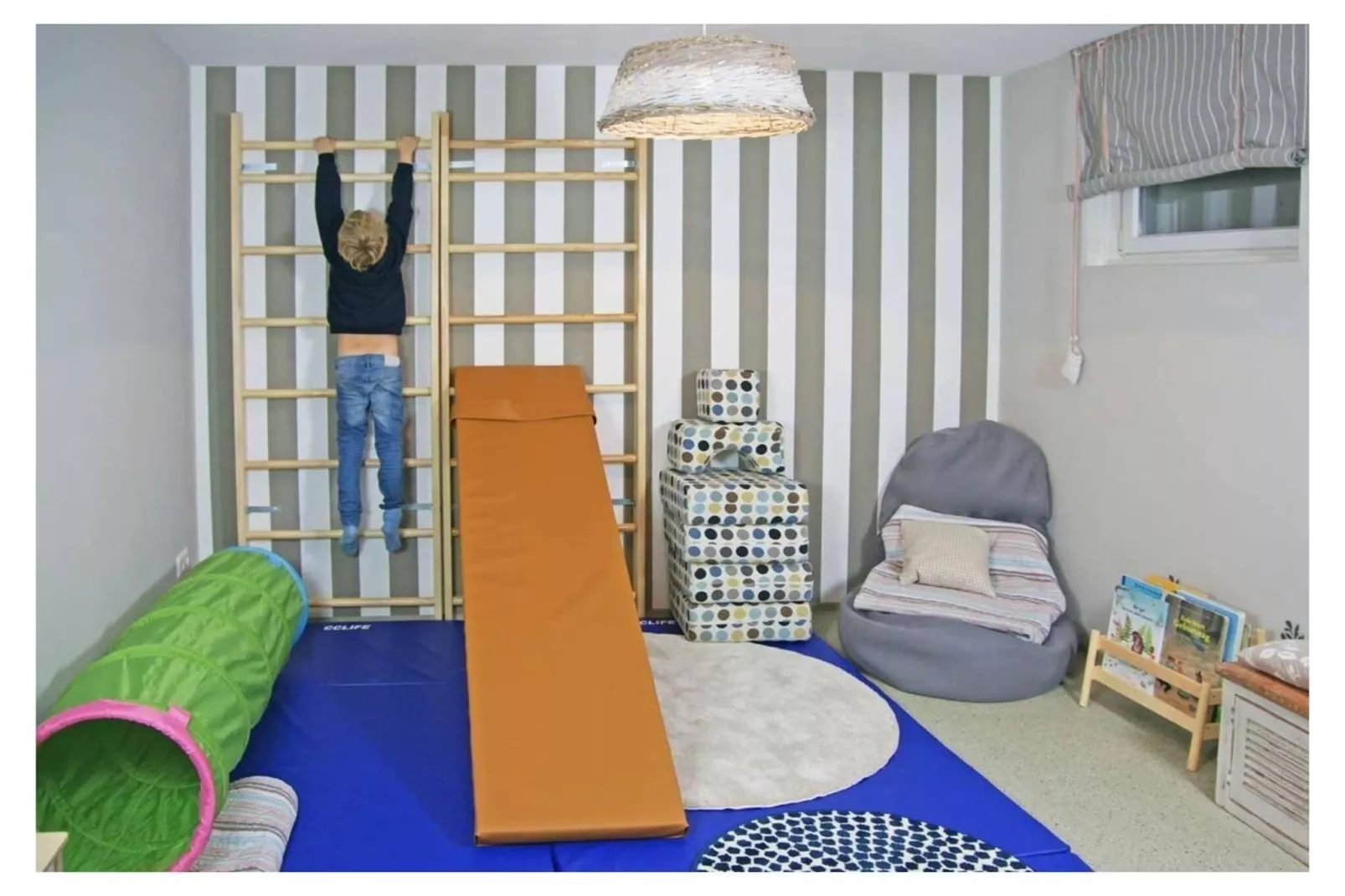 252858-Recreation room