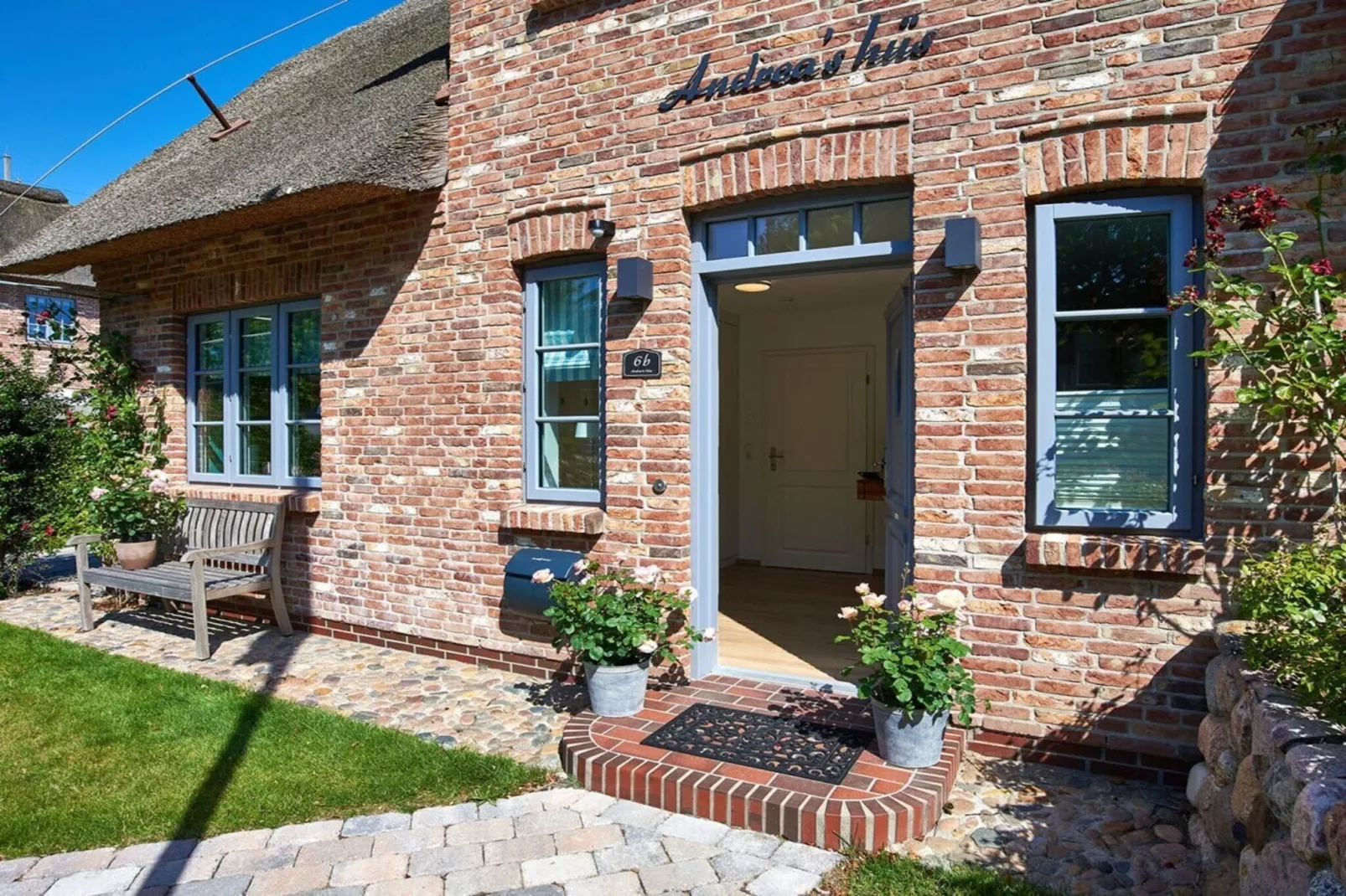 291403-Exterior in summer