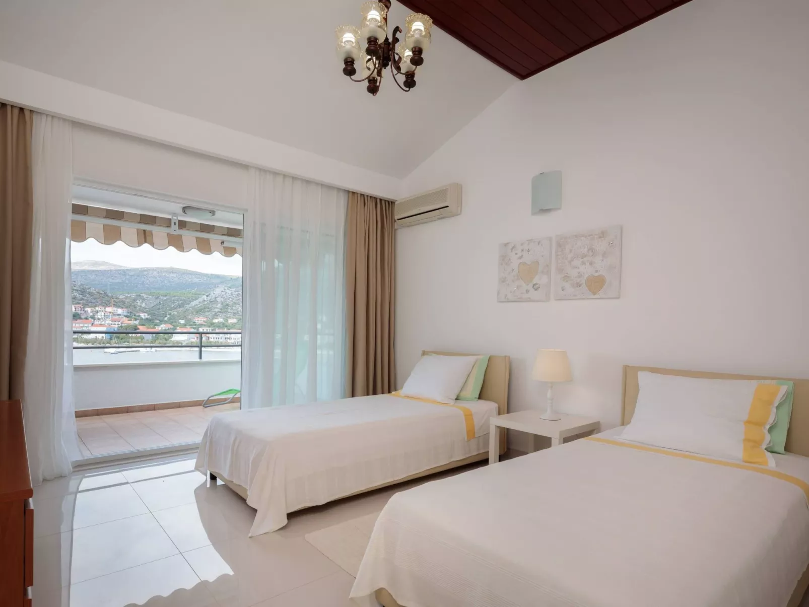 "Villa Silvio" mit Blick auf das Wasser-Dedans