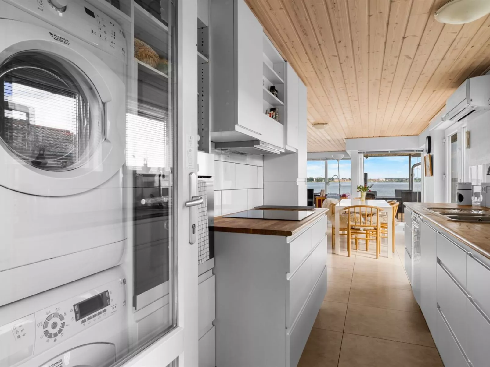 "Yngvy" - 10m from the sea-Drinnen