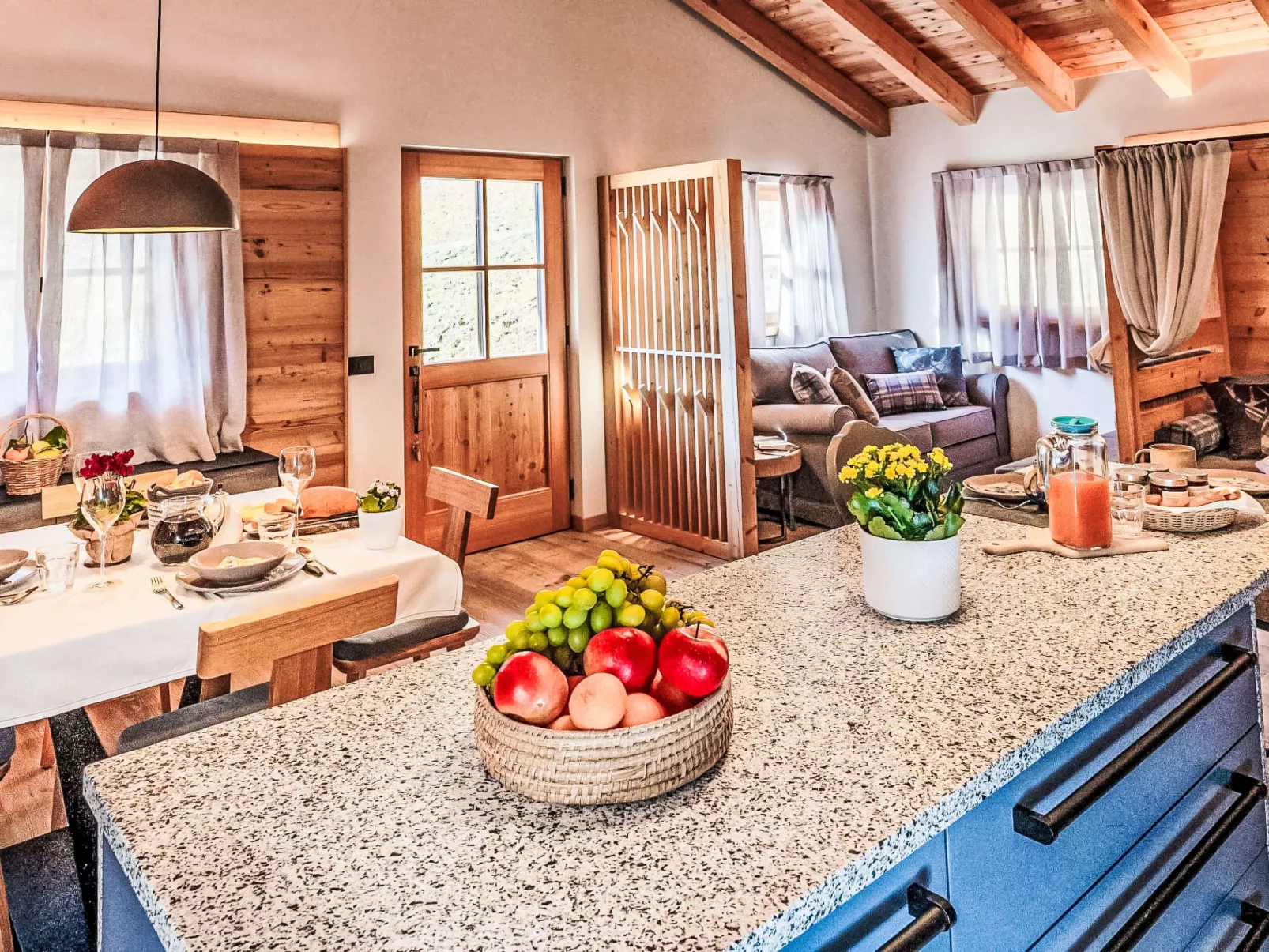 La Granda e la Piciola-Inside