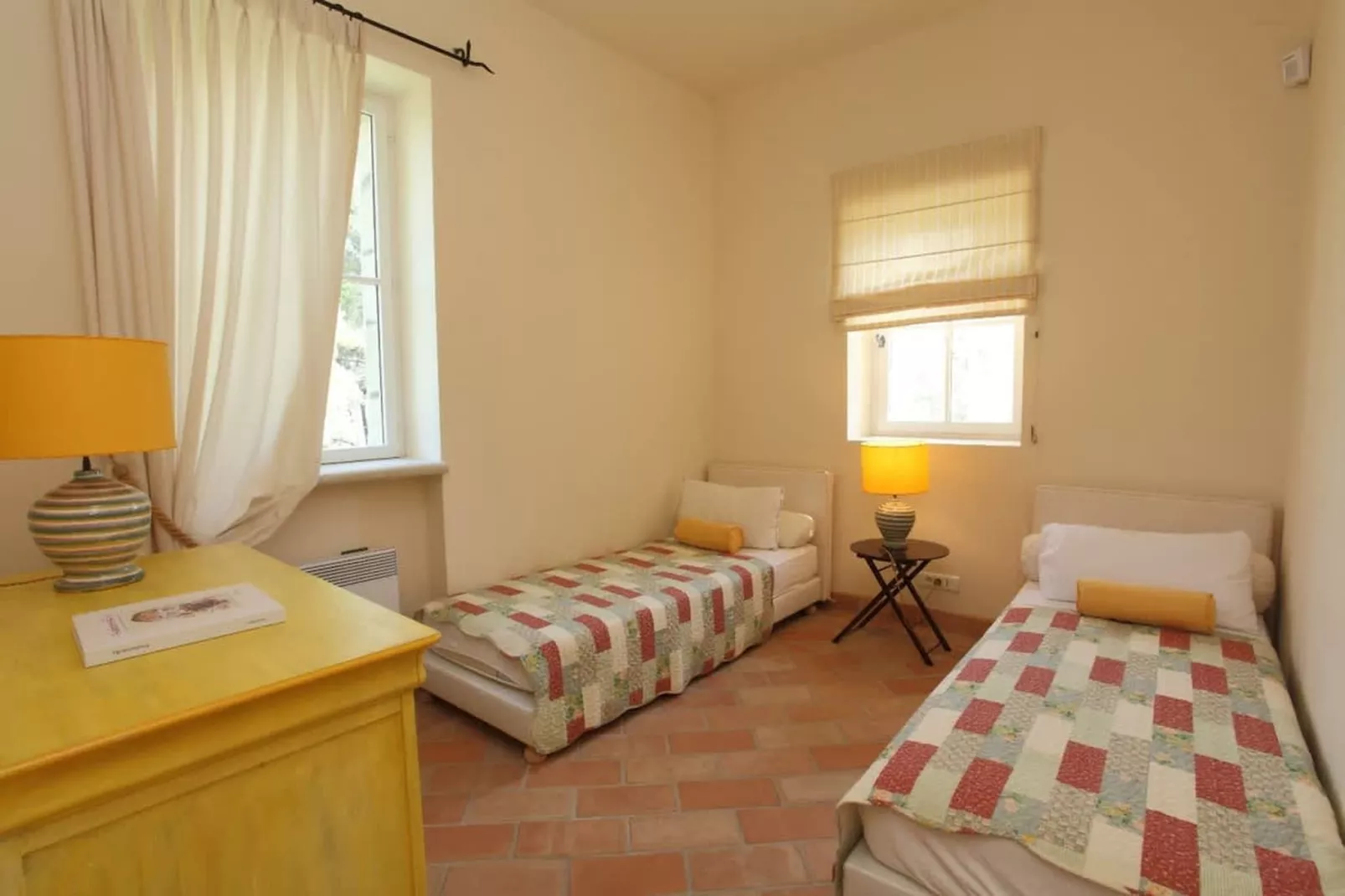 Bastide avec piscine 3 terrasses dans un écrin de verdure-Chambre