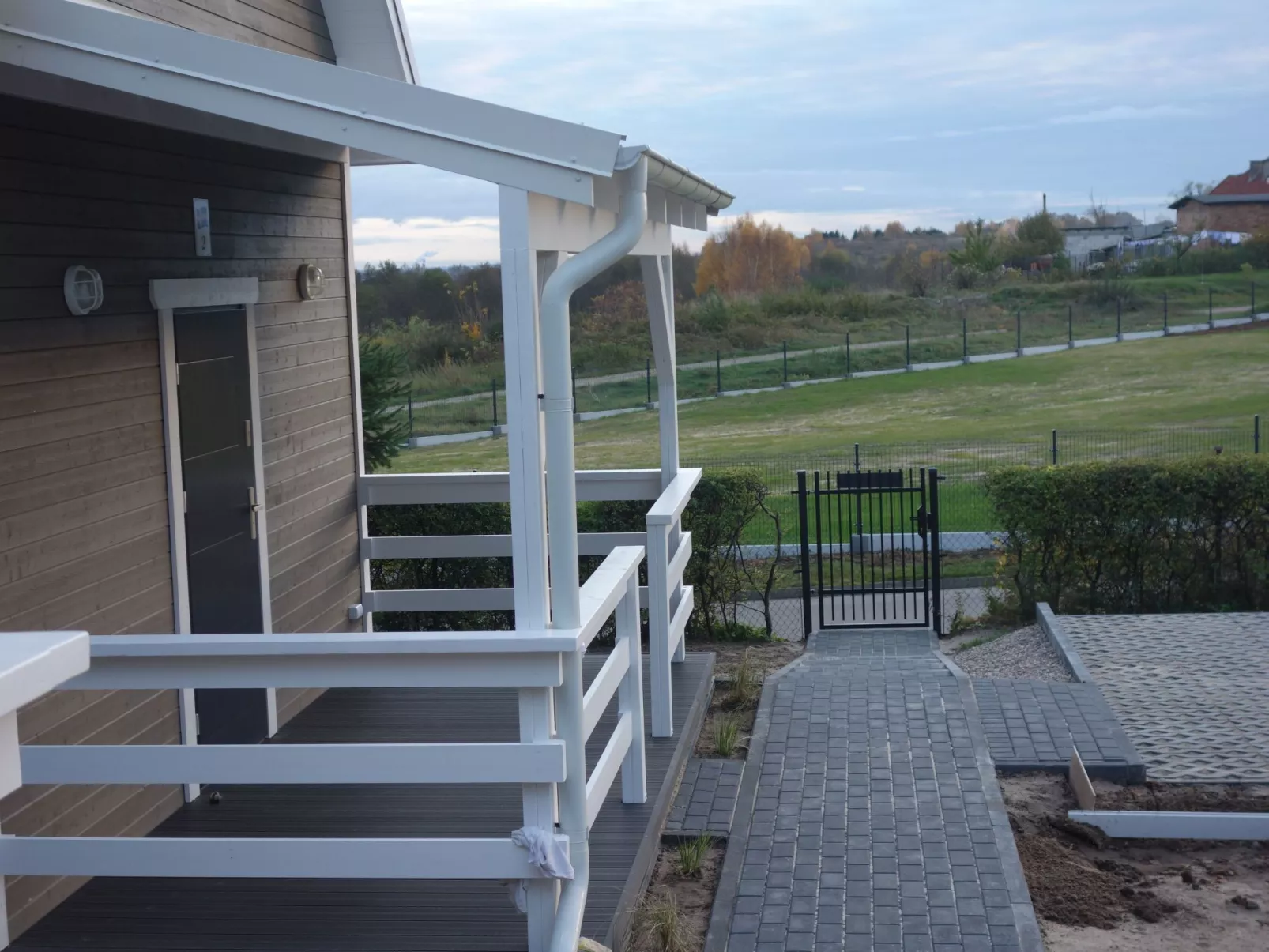 "Schweden 2" mit Wasserblick - Draußen