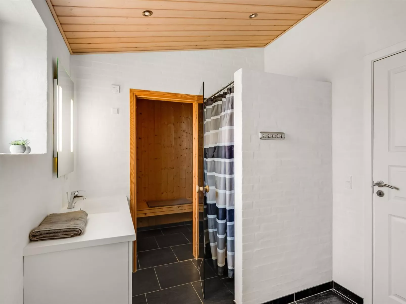 "Sod" - 3.2km from the sea - Inside