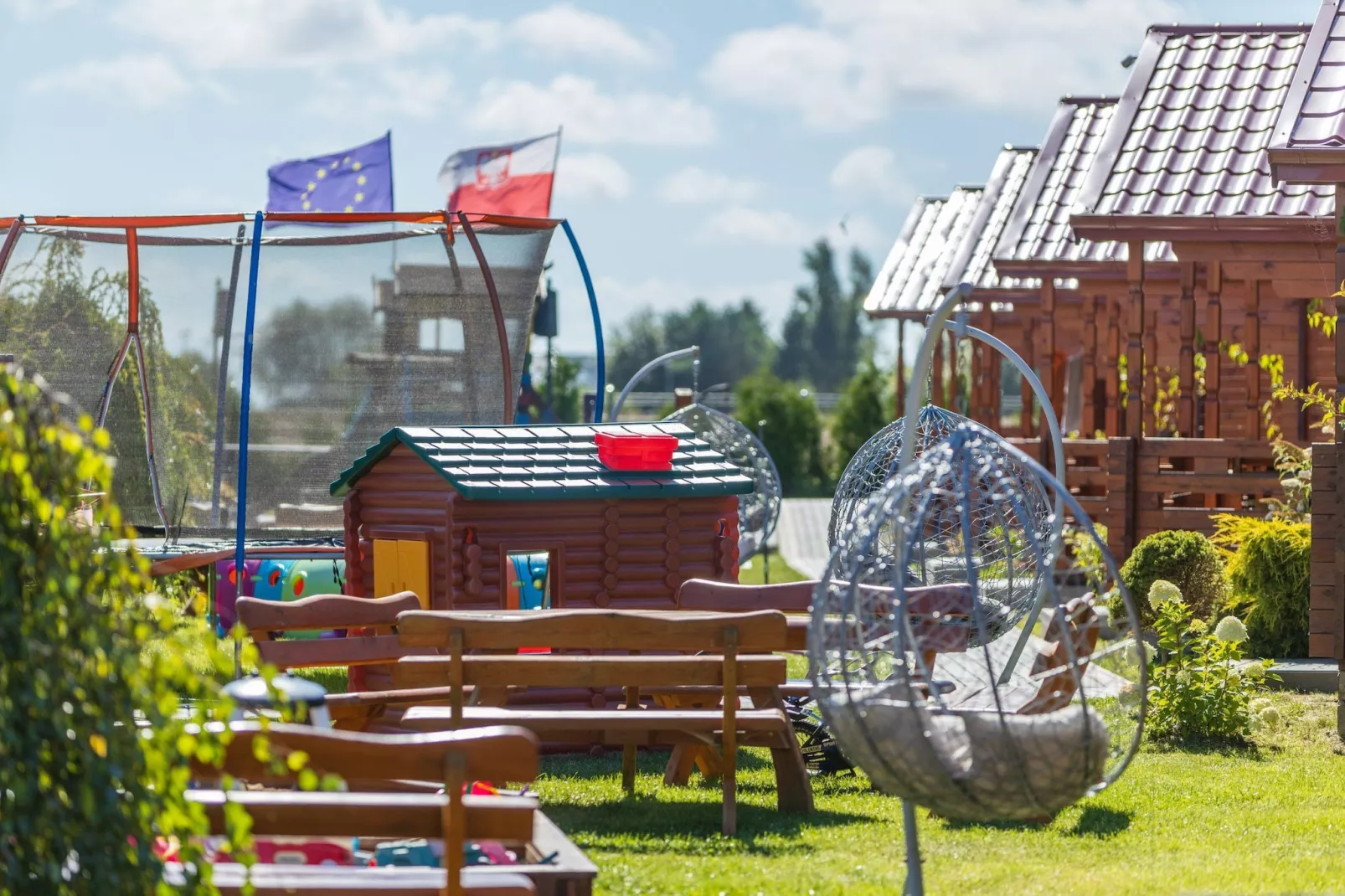 Parterowe domki wakacyjne dla 6 osób w Gąskach SPA w cenie pobytu - Gardens in summer