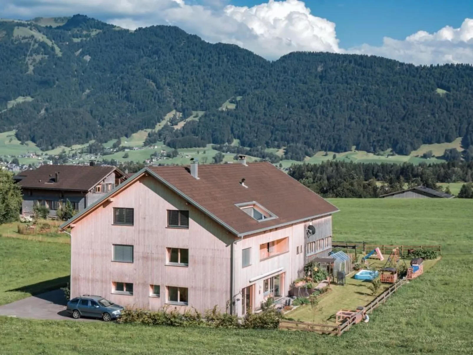 Ruhig mit einem herrlichen Blick auf die Berge. - Image-tags.info