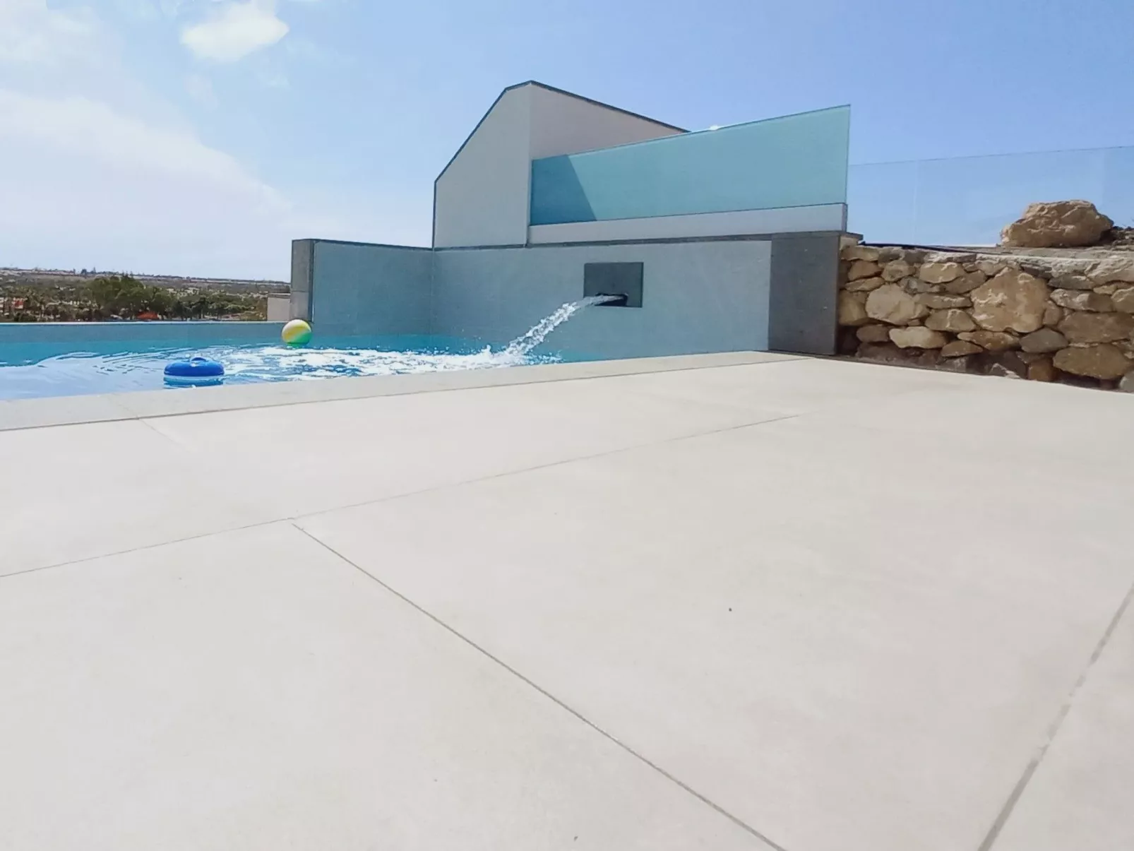 Geräumige Villa, beheizter Pool und atemberaubende Aussicht - Image-tags.info