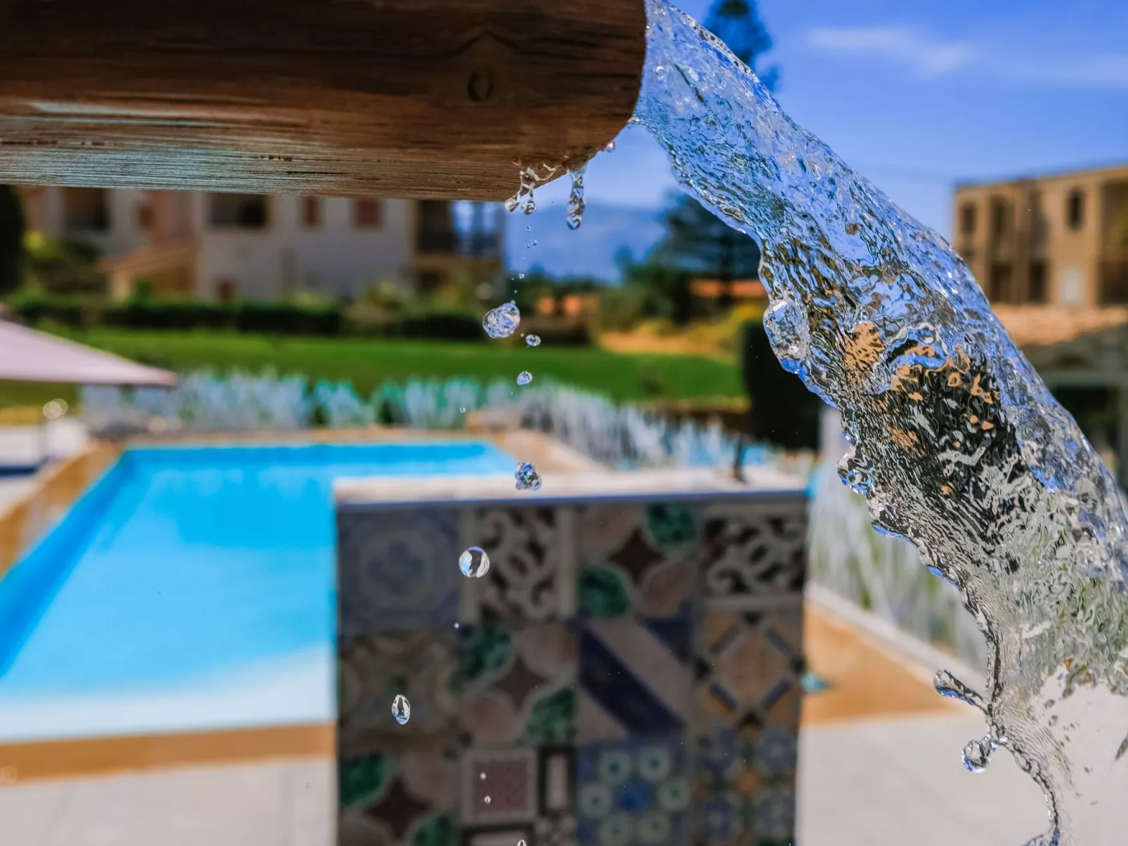 Lila Wohnung mit Schwimmbad und Meerblick - Image-tags.info