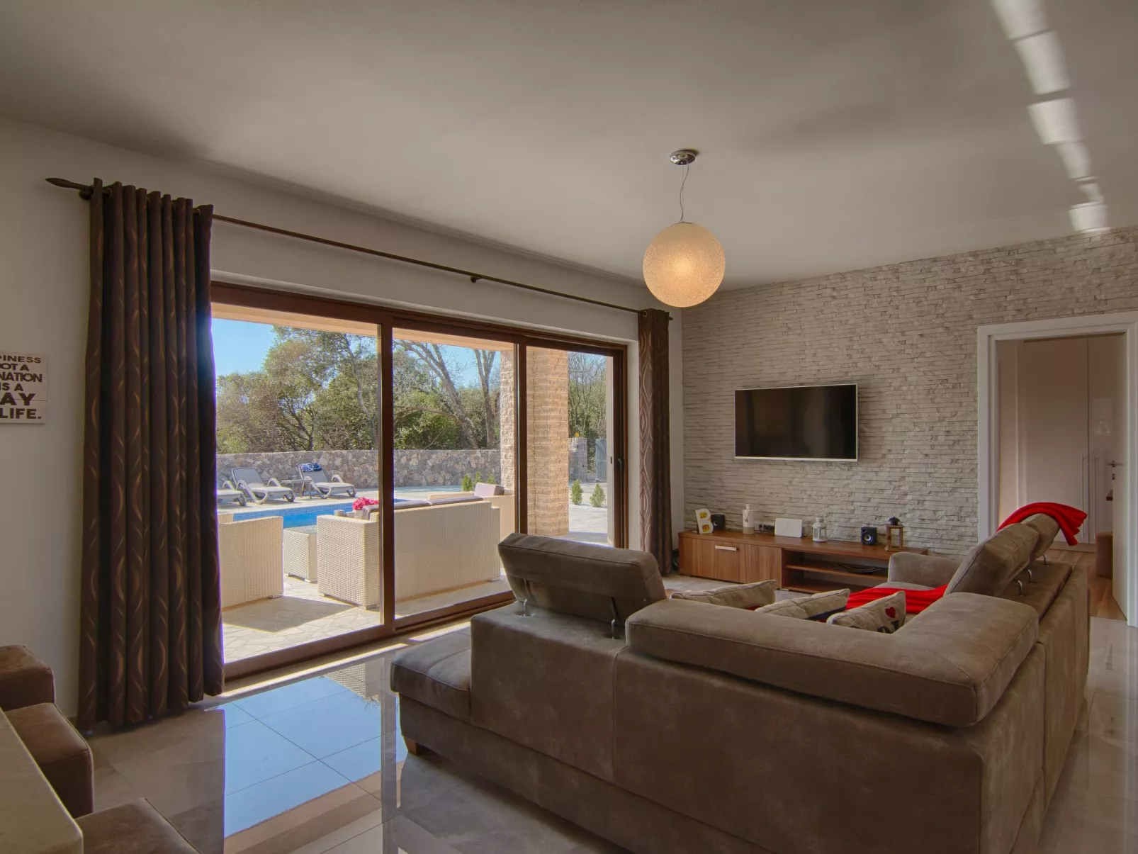 "Laura" mit Blick auf das Wasser - Image-tags.info