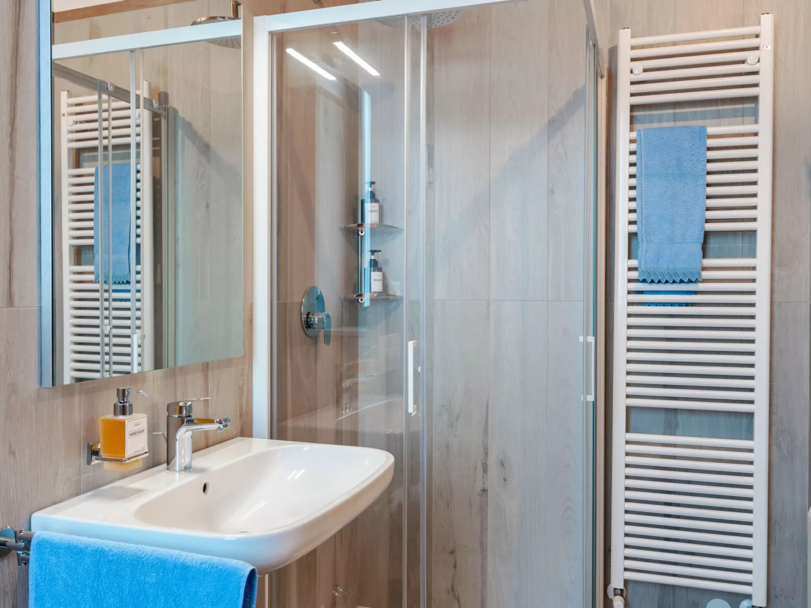 Zweizimmerwohnung mit Doppelbett und zwei Schlafsofas - Image-tags.info