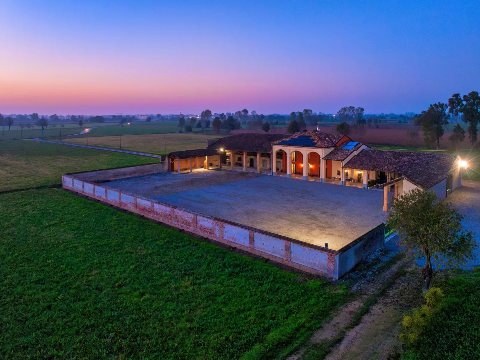 Zweizimmerwohnung mit zwei Einzelbetten und Schlafsofa - Image-tags.info