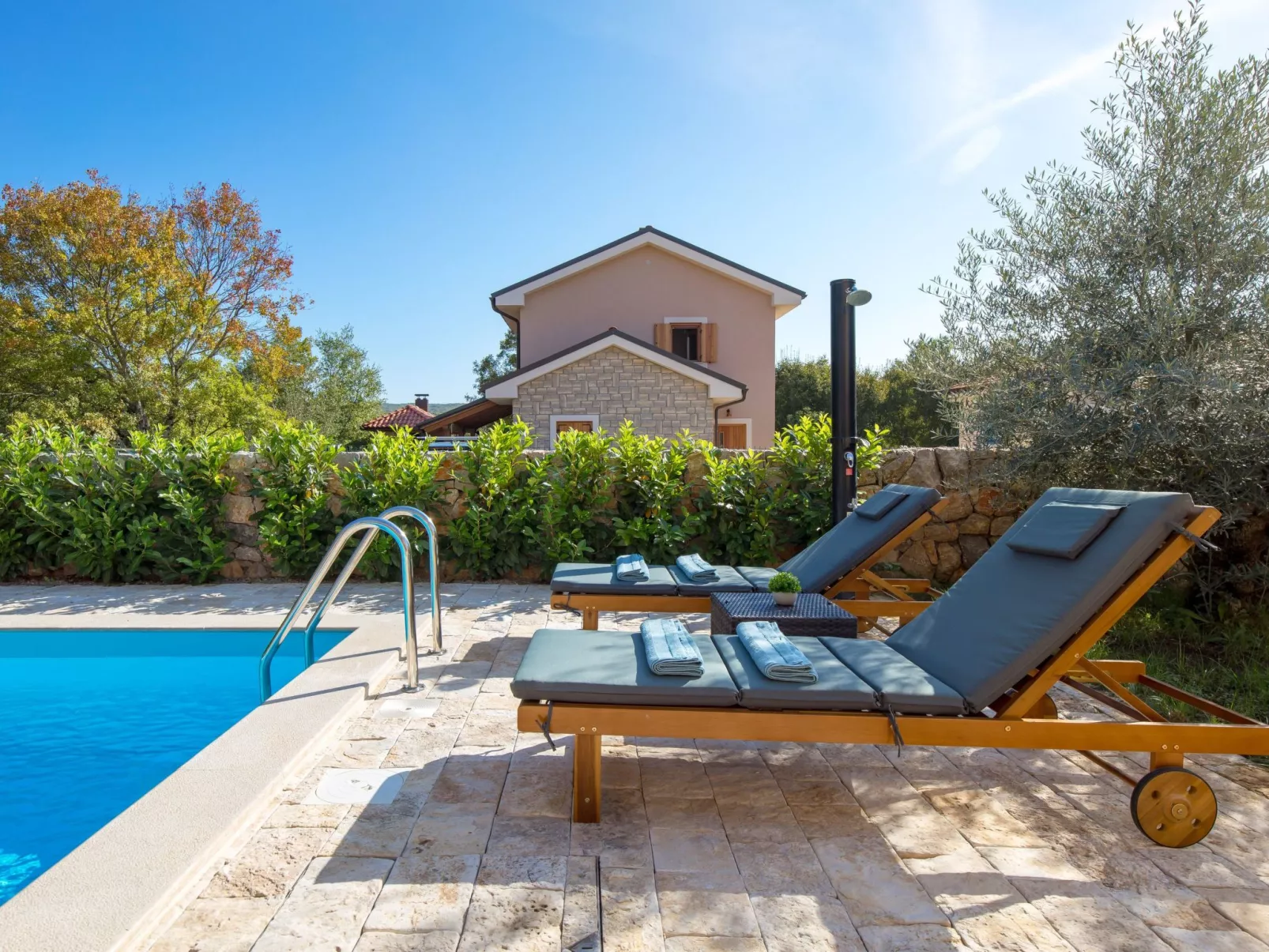 Romantische Villa mit Pool, umgeben von Natur - Image-tags.info