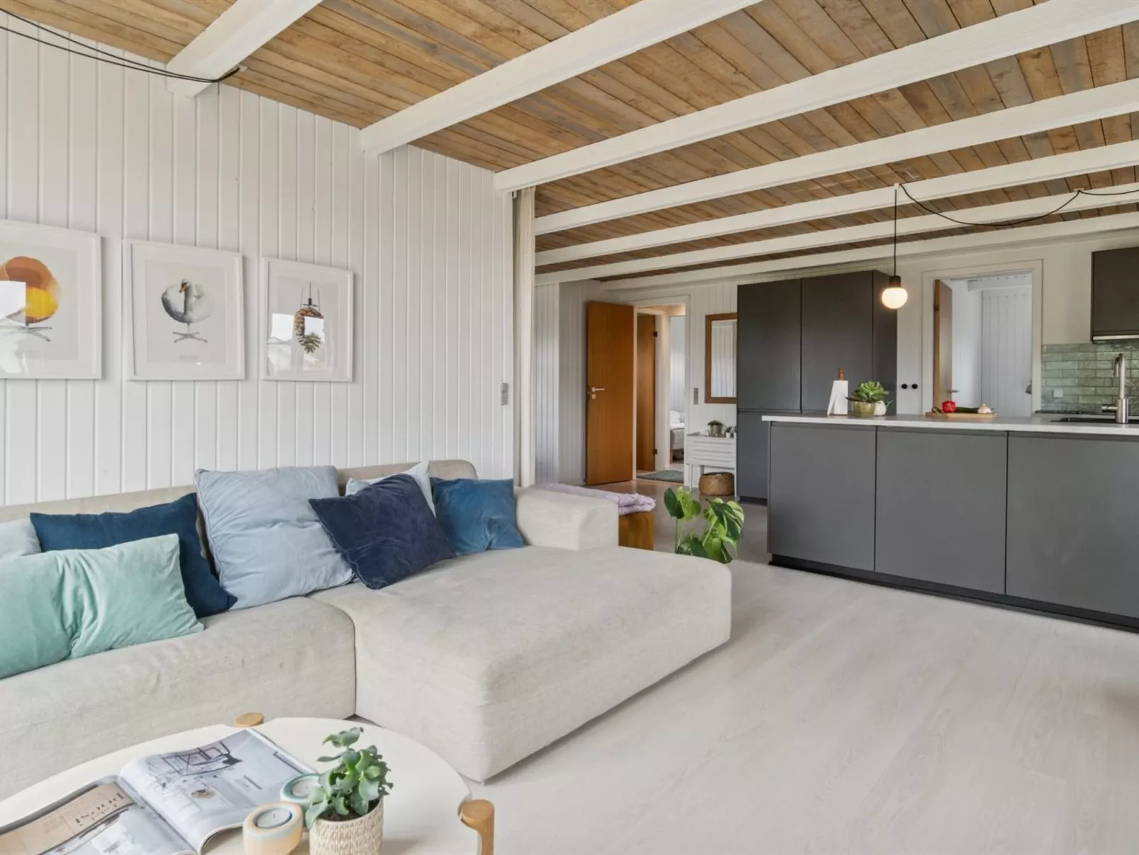 "Bjarni" - 180m from the sea - Inside