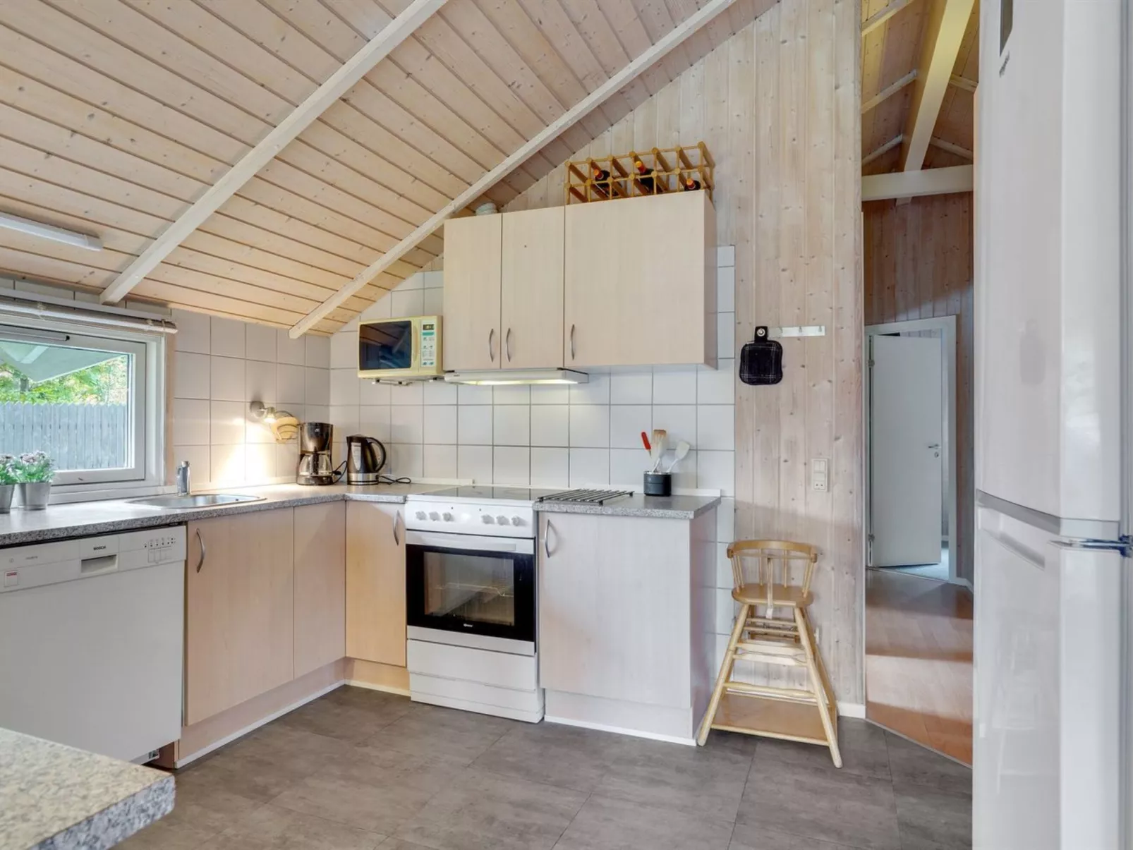 "Kalli" - 350m to the fjord-Drinnen