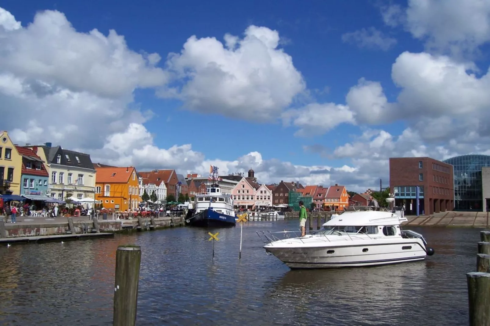 9376-Exterior in summer