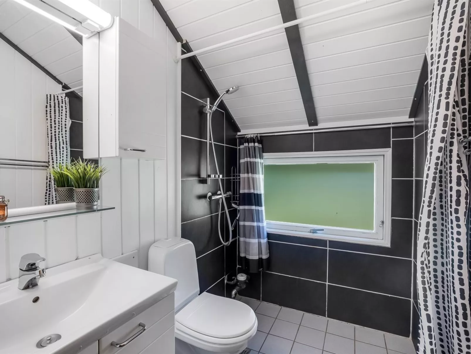 "Yarla" - 500m to the fjord-Drinnen