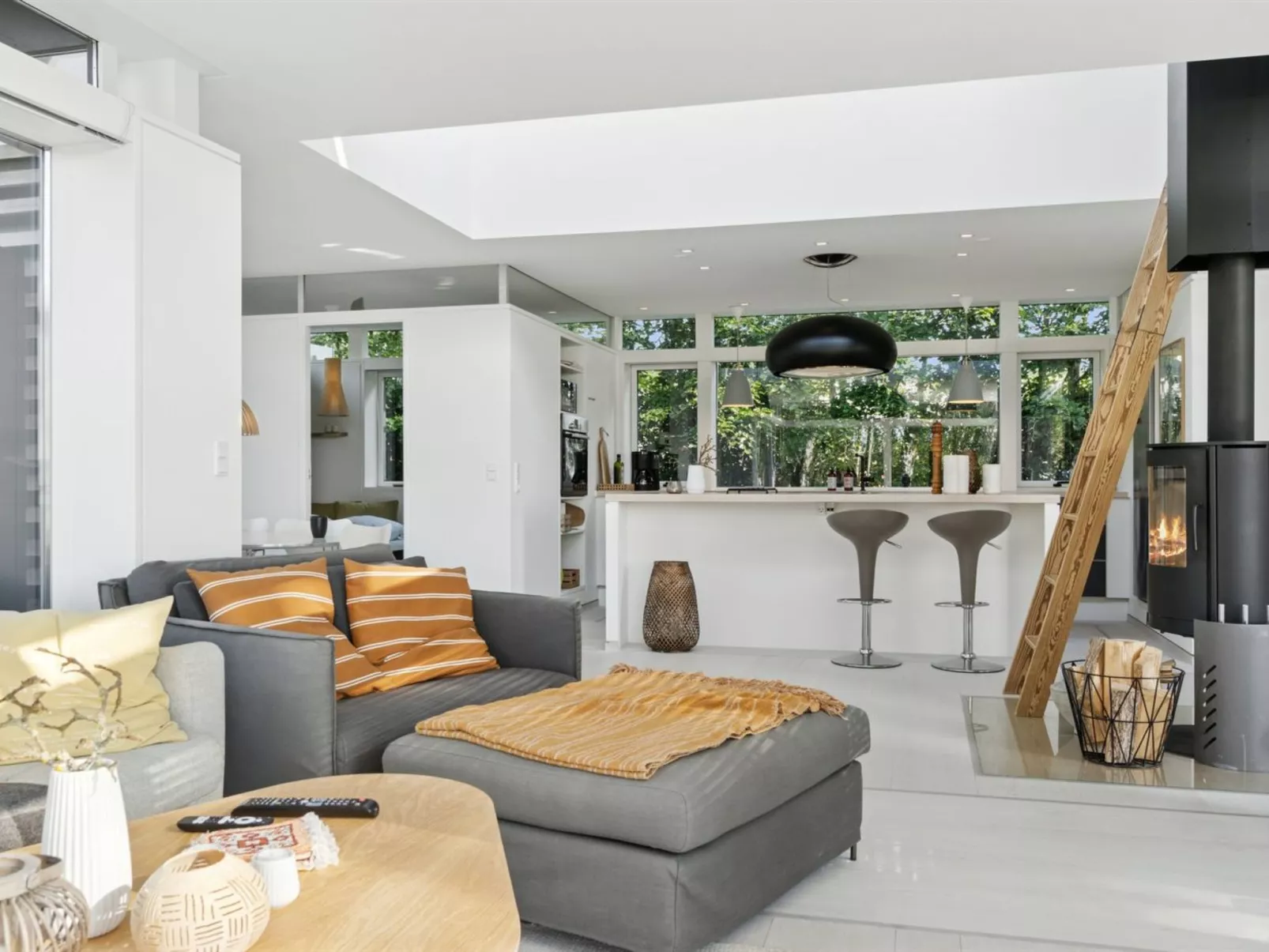 "Jo" - 175m to the fjord-Drinnen