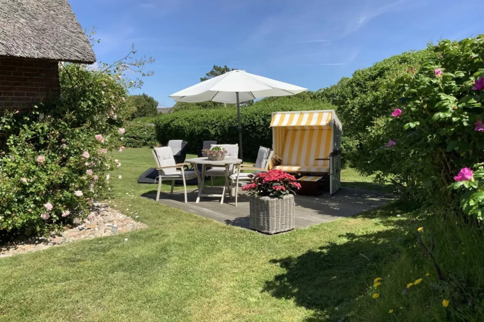 138124-Gardens in summer