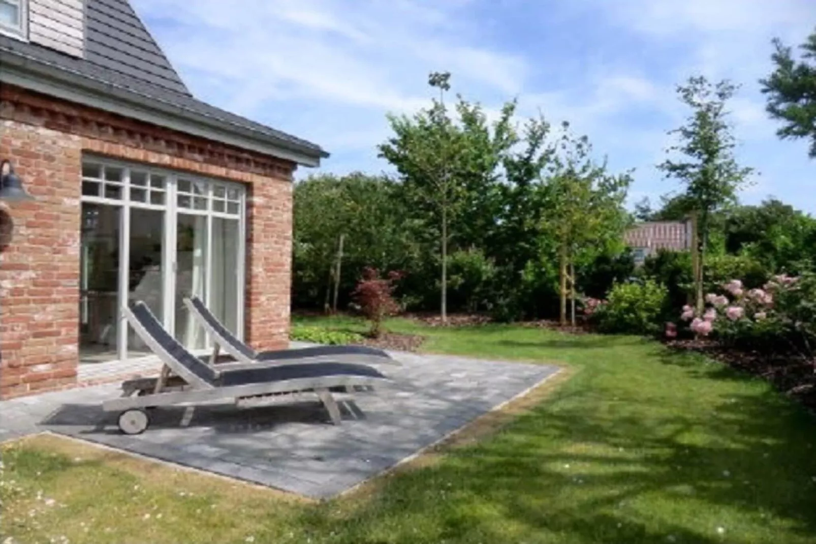 130468-Gardens in summer