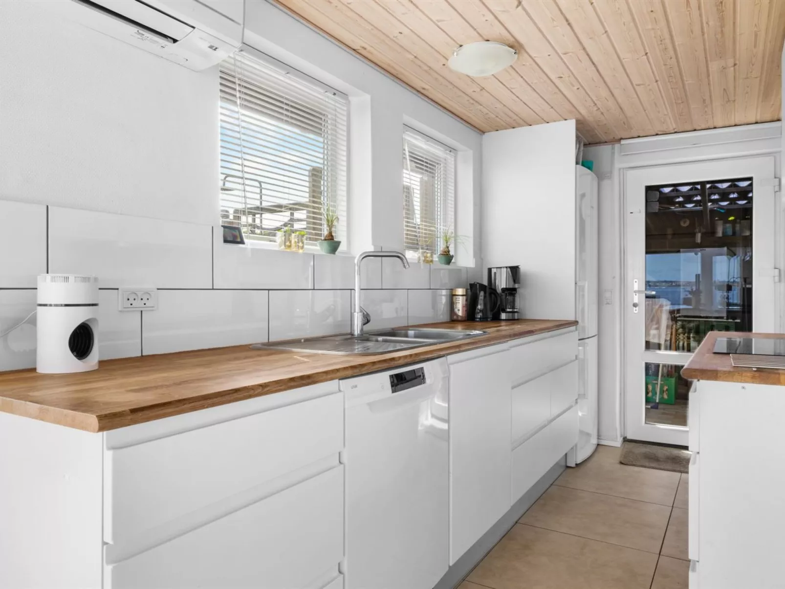 "Yngvy" - 10m from the sea-Drinnen