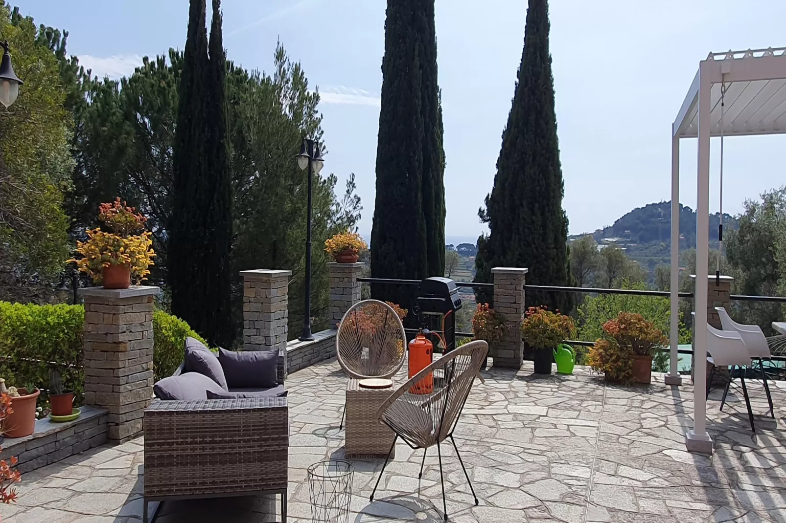 Charmante Villa mit drei Apartments und Meerblick KReidl-Terrasse / balcon