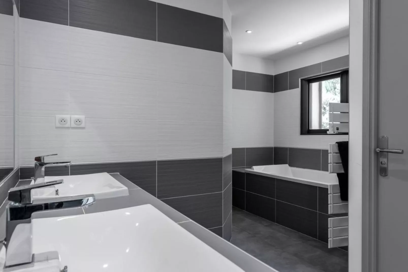 Villa avec piscine chauffée spa salle sport et cinéma-Salle de bain